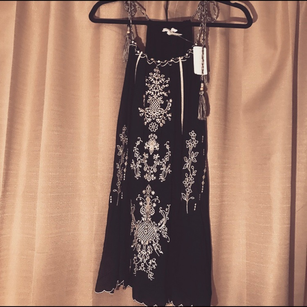 Black embroidered vacation dress - Picture 8 of 9